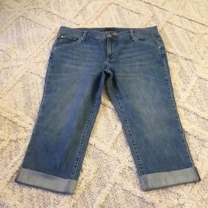 (NWT) light/med wash cropped denim size 16